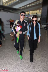 组图：郑中基携手太太回香港 笑纳“香港最低级”