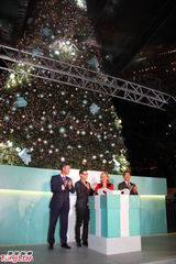 组图：歌神张学友童心未泯 大玩旋转木马兴致颇高