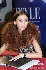 高清图：AngelaBaby出席签名会否认写真集抄袭日模