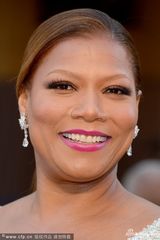 组图：第85届奥斯卡红毯-奎恩-拉蒂法身材丰满