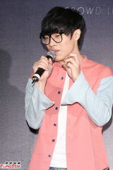 组图：卢广仲改变“马桶盖”发型为明年入伍做准备