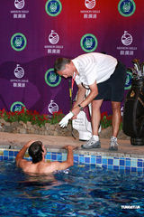 组图：菲尔普斯握高尔夫球杆下水 游泳速度令人惊叹