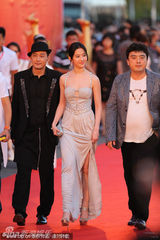 组图： 赵本山师徒压轴长影节 倪妮蓝裙优雅显大气