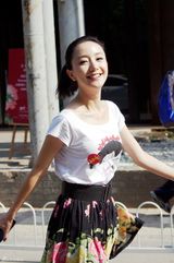 组图：李倩街拍写真 灿烂笑容活力十足