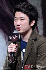 组图：韩星宋仲基朴宝英清新亮相《狼少年》发布