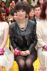 组图：米雪备演舞台剧《我和春天有个约会》