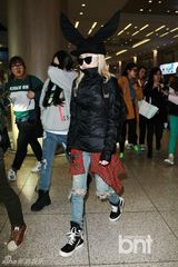 组图：2NE1现身机场 敏智派签名Dara顶兔耳帽