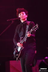 组图：何韵诗开唱剖白爱情观 落泪唱失恋情歌