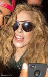 组图：LadyGaga现身寓所与粉丝合影 鼻环抢镜