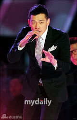 组图：Rain服军役期间奉命演出 不穿军装穿正装