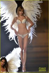 组图：维秘超模扮内衣天使 豪乳蜂腰场面香艳