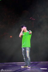 组图：许志安25周年演唱会落幕 郑秀文等捧场