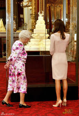 组图：女王携凯特巡视婚礼用品展 祖孙两代优雅亮相