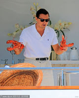 组图：莱昂纳多拍戏泳装美女作陪 双手举大龙虾