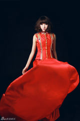 组图：阿悄新写真曝光 红裙艳丽惹人怜