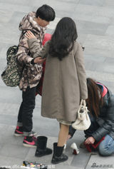 杨幂挺孕肚踩高跟鞋拍戏 助理跪地帮换鞋[6\/9]