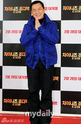 组图：成龙首尔宣传《十二生肖》 权相佑未出席