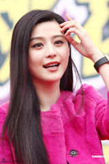 组图：范冰冰亮相桃花节表现亲民 人面桃花动人 