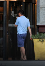 独家：李亚鹏开车赴按摩店 脚踩拖鞋便装入镜