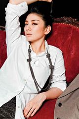 组图：黄奕中性风写真演绎老上海风情