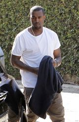 组图：金-卡戴珊大秀乳沟约会坎耶-韦斯特