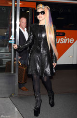 组图：Lady Gaga彩色秀发亮相日本 皮衣高跟很抢镜