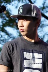 组图：朴宰范任B-boy大使 臂部纹身抢眼