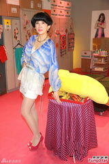 组图：吴君如加拍《金鸡》重口戏 怀抱大香蕉