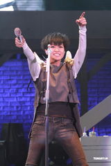 高清组图：何韵诗不改帅气风格 蘑菇头中性开唱