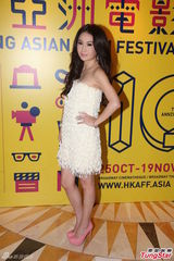 组图：温碧霞白抹胸裙性感捧场《微交少女》