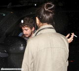 组图：变男郎拉博夫夜会神秘女 满脸胡茬显疲惫