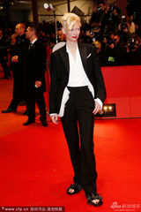 组图：蒂尔达-斯文顿帅气套装红唇气场强大