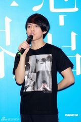 幻灯图集：林宥嘉日系范儿开唱 现场粉丝热情高涨 