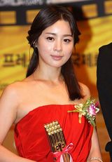 高清图：第30届韩国影评奖颁奖礼 姜东元获奖