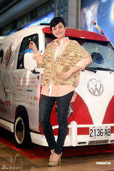 组图：陈妍希透露择偶标准 新片演台妹开嗓献唱