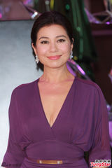 组图：钟楚红亮相圣诞活动 低胸长裙优雅出镜