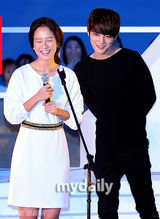 组图：金在中宋智孝携手《豺狼来了》釜山见面会