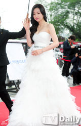 组图：百想红毯朴有天帅气 女星主打黑裙秀性感