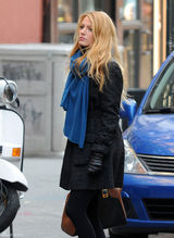 高清组图：布莱克-弗莱利街拍LOOK大衣围巾保暖