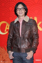 组图：阮经天携百位模特大团拜 林志玲隋棠等缺席