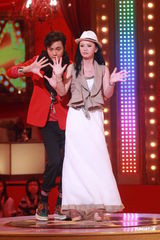 组图：草蜢主持《华丽明星赛》 两大组合pk