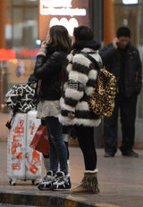 独家：李晨张馨予同日回京 分开出现玩手机