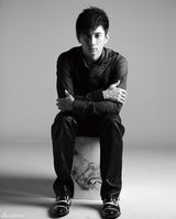 组图：吴奇隆登《魅力先生》封面 黑白写真帅气