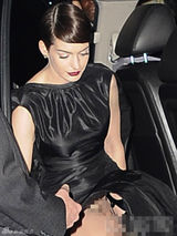 组图：安妮-海瑟薇厚重礼服走光露底