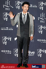 组图：李秉宪韩孝珠等亮相《光海》红毯秀