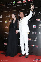 组图：新科影帝影后梁家辉杨千嬅后台亲密贴面