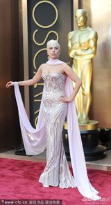 组图：奥斯卡红毯秀 Lady Gaga紧致裙装亮相