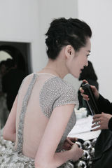 组图：许晴真空装性感出位 小辫头俏皮动人