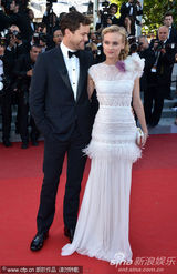 组图：戴安克鲁格戛纳走秀和男友恩爱