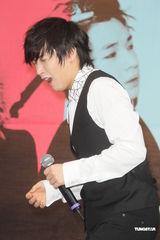 组图：SJ-M台北签唱会 兄弟情深互喂台湾小吃